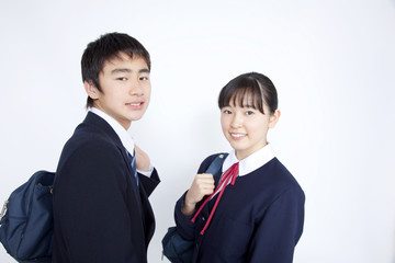 振り返る中学生男女