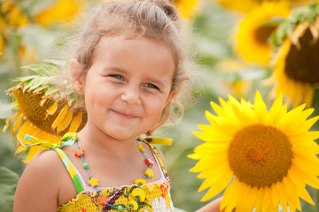 Petite fille souriante dans un champs 2