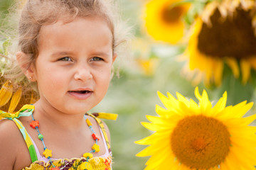 Petite fille souriante dans un champs 3