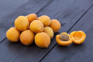 Świeże morele na stole. © jacekbieniek