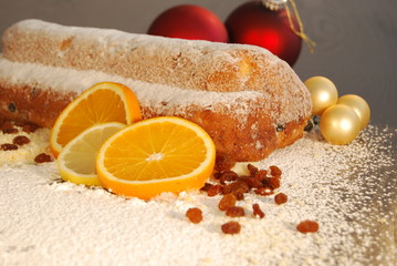 Christollen auf Puderzucker mit Christbaumkugeln