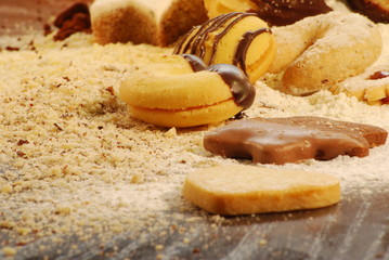 Plätzchen auf geriebenen Mandeln