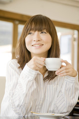 カフェでお茶を飲む女性