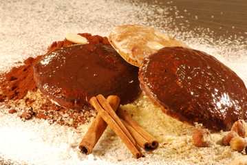 Lebkuchen mit Mandeln, N&uuml;ssen und Zimtstangen