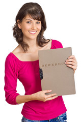 junge Frau mit Bewerbungsmappe in der Hand