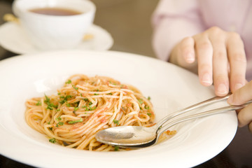 パスタを食べる女性の手元