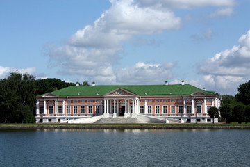 Obraz premium Kuskovo Estate. View of the ducal palace and palace church with