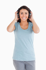 Obraz na płótnie Canvas Attractive woman using her headphones while posing