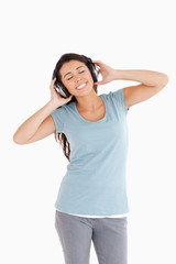 Naklejka premium Gorgeous woman using her headphones