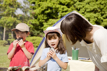 バーベキューを楽しむ家族 © paylessimages