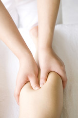 足のマッサージを受ける女性