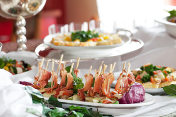 Schweinemedaillons mit Tomaten-Mozzarella und Serrano-Schinken