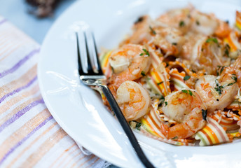Striped pasta with shrimps