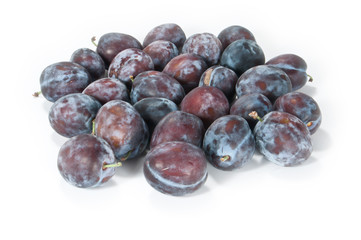 Pflaiumen auf weißem Hintergrund