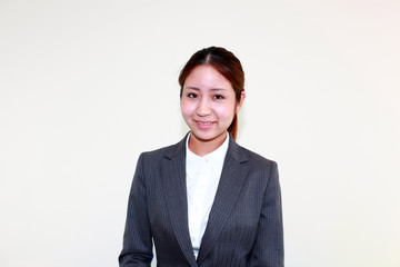 仕事中の笑顔のオフィスレディー