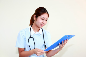 書類を見ている笑顔の看護師