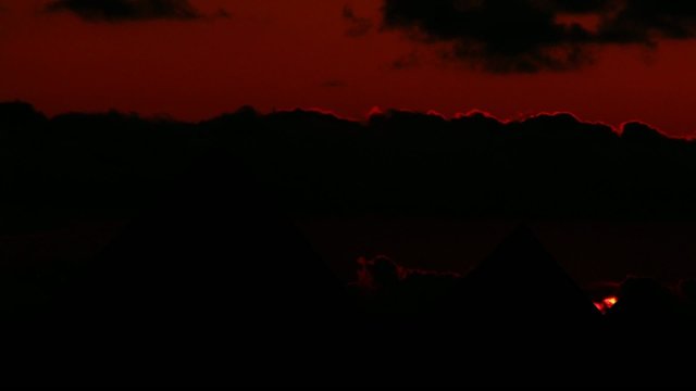 Pyramides sunset