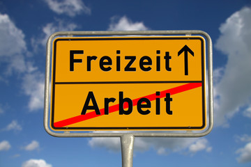 Deutsches Ortsschild Arbeit Freizeit