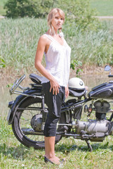 Fototapeta na wymiar Junge Frau mit Motorrad
