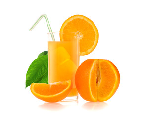 Orange juice and slices of orange