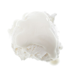 Eine Kugel Yoghurteis mit Yoghurt darüber