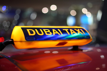 Naklejka premium Dubai taxi sign at night