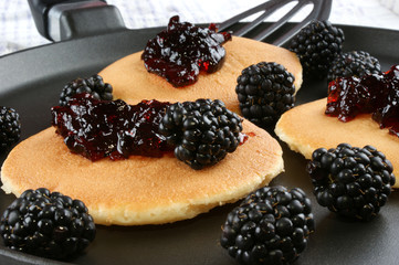hausgemachter Pfannkuchen mit Blaubeeren