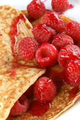 hausgemachter Pfannkuchen mit frischen Himbeeren