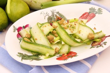 Gurkensalat mit Croutons