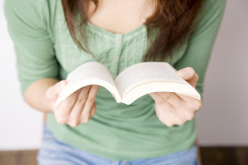 本を読む女性の手元