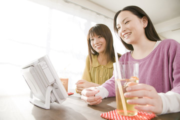 DVDを観賞する女性2人