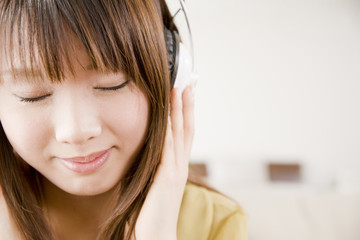 ヘッドフォンで音楽を聴く女性