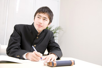 塾で勉強する男子中学生