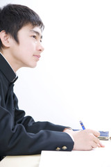 塾で勉強する男子中学生