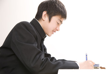 塾で勉強する男子中学生