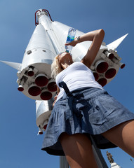 Блондинка на фоне космической ракеты.