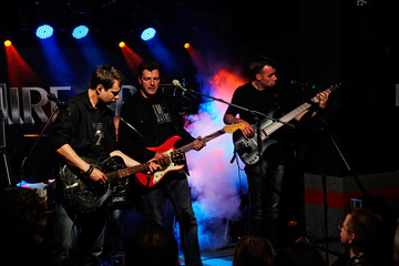 Obraz na płótnie Canvas zespół rockowy na scenie