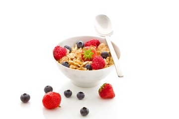 Corn Flakes con frutti di bosco - Isolated