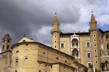 Fototapeta na wymiar widok na wieże z Urbino