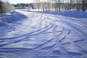 Fototapeta na wymiar Ślady opon z drogi pokryte śniegiem