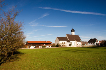 Fototapeta na wymiar Idylliczne miejsce Village Kościoła