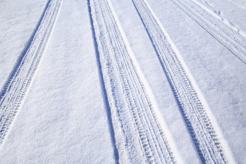 雪道のタイヤ痕