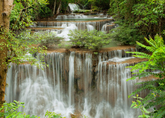 Fototapeta na wymiar Głęboki las wodospad w Tajlandii