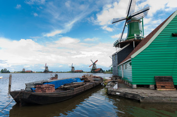 Fototapeta na wymiar windmills in holland