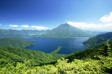 新緑の中禅寺湖と男体山