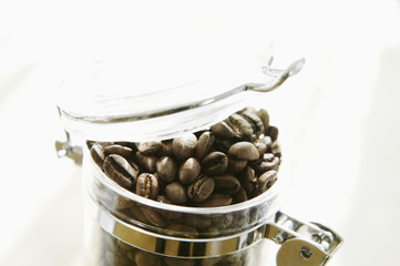 コーヒー豆と器
