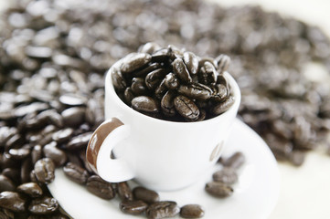 コーヒー豆とカップ