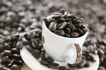 コーヒー豆とカップ