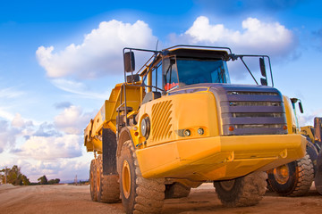 Obraz na płótnie Canvas żółta ciężarówka