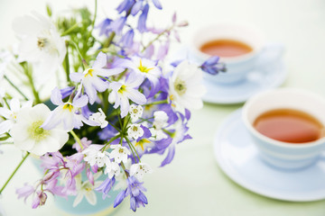 Obraz na płótnie Canvas Kwiaty i herbata